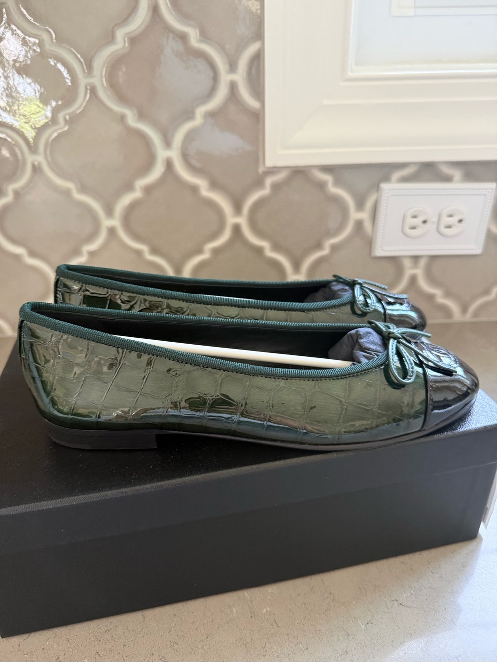 BNWT Chanel 26A Croc Embossed Patent DK Green/Black Ballet Flat Size 37.5 - Picture 2 of 11